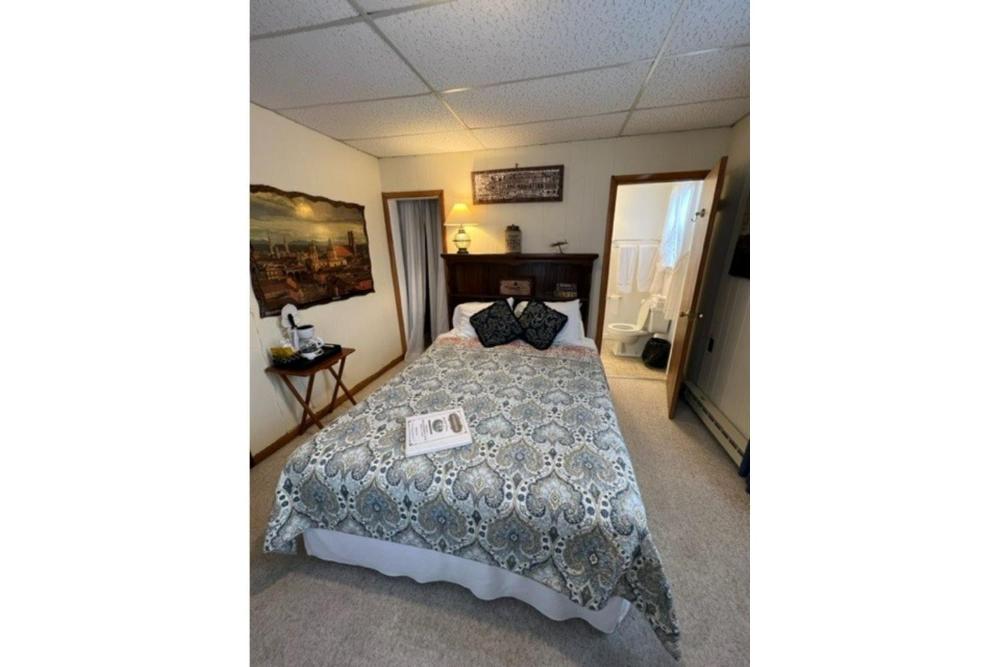 Standard Queen Room interior