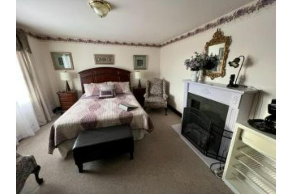 Queen Room interior